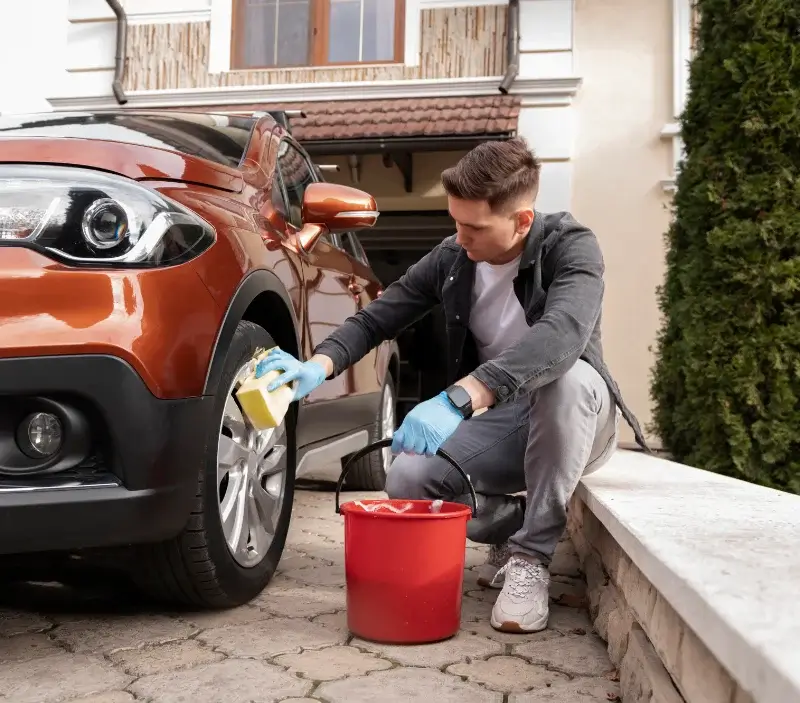 Lavage auto à domicile La Neuville-en-Tourne-à-Fuy : professionnel intervenant sur un véhicule